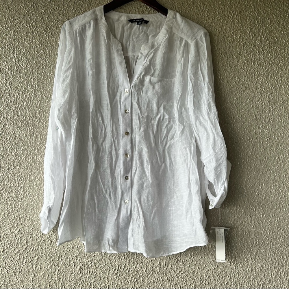 Zac and Rachel Women’s white long sleeve top w/pocket mother of Pearl button 1X